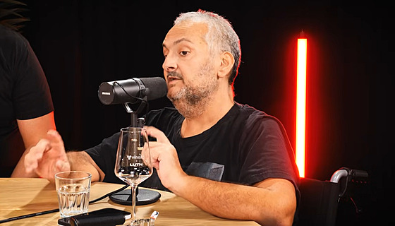 Moderátor Patrik Hezucký v podcastu Lep�í u� to nebude (listopad 2025)