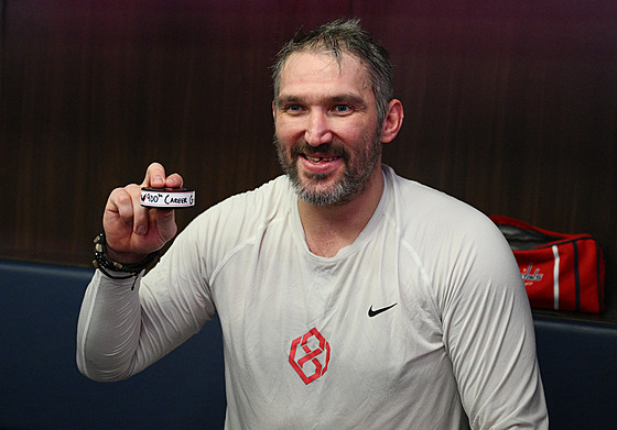 Alex Ove�kin z Washington Capitals s pukem, kterým trefil sv�j 900. gól v...