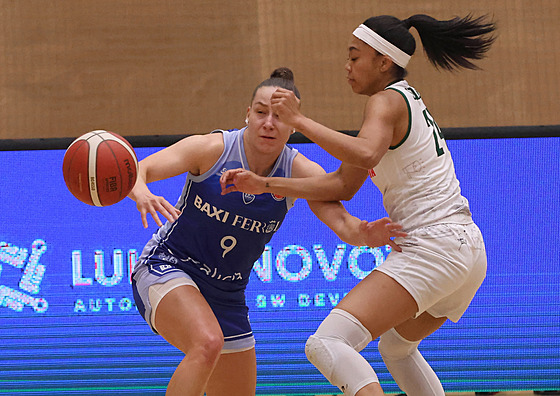 Karolina �otolová (vlevo) z Ferrolu bojuje o mí� s ostravskou Olianou...