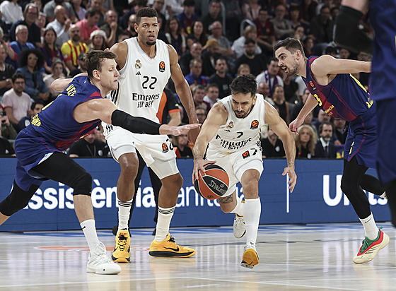 Jan Veselý (vlevo) a Tomá� Satoranský z Barcelony se pokou�ejí zastavit Facunda...