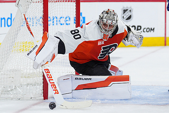 Gólman Daniel Vlada z Philadelphie zasahuje v utkání proti Torontu.