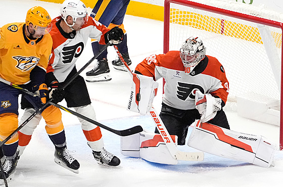 Branká� Daniel Vlada� z Philadelphie si p�ipisuje zákrok v utkání s Nashvillem.
