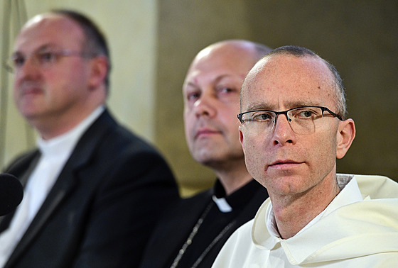 Zleva generální sekretá BK Stanislav Pibyl, pomocný biskup praský a...