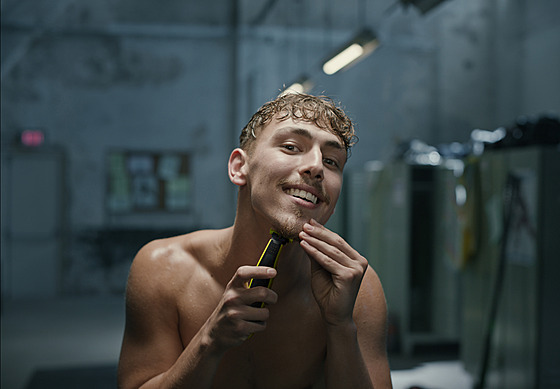 Holicí v�eum�l. OneBlade zast�ihuje, tvaruje a holí jakkoliv husté vousy