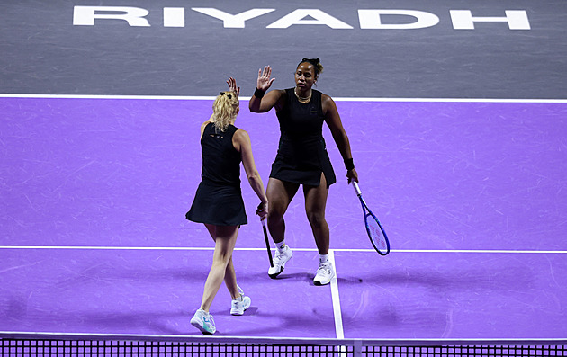 Turnaj mistryň: Ve finále jsou Sabalenková s Rybakinovou. Siniaková v deblu dohrála