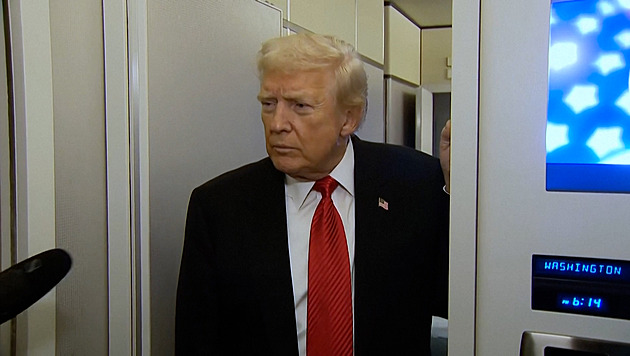Zalekl se Trump války s Venezuelou? Svou nejlepší letadlovou loď nechal zastavit v půli cesty