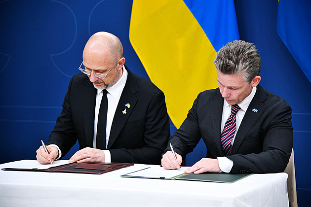 Ukrajinci spěchají na švédské gripeny. Pojďme už cvičit naše piloty, naléhá Kyjev