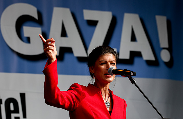 ZAHRANIČNÍ GLOSÁŘ: Vzpomínky hvězdné Sanny, ruská trojka a nesmrtelný diktátor