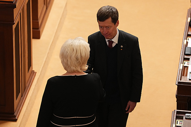 Dva bratři, dva názory. Tomio a Hayato Okamurovi seděli ve Sněmovně vedle sebe