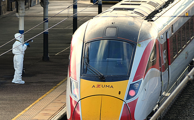 Útok ve vlaku měli za halloweenský žert. Král je zděšen, policie nemluví o terorismu