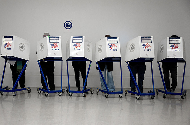 New York a další města volí starosty. Trump varoval před nástupem „komunisty“