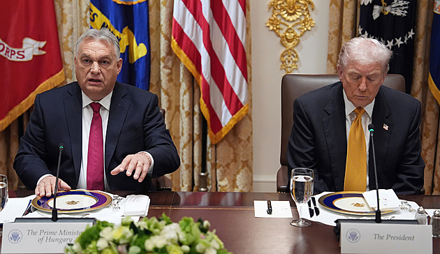 Karoline, neopouštěj nás! Orbán s Trumpem se laškovně přetahovali o mluvčí