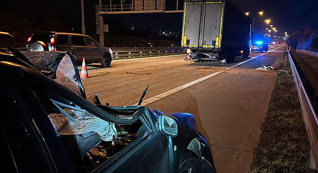 Auto skončilo pod návěsem kamionu. Zablokovala se část Pražského okruhu