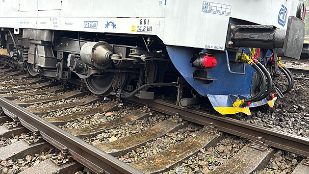 V Neratovicích vykolejil osobní vlak, spekuluje se o poškozeném kolejišti