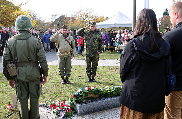 Památník v Kíích na Rokycansku byl odhalen veteránovi z druhé svtové války...