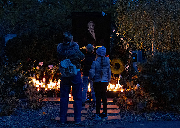 Pražané v dešti slavili Dušičky. Hrob Karla Gotta zaplavily svíčky a květiny