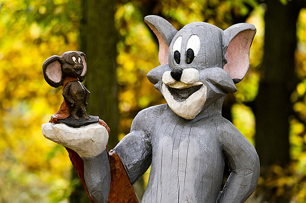 Bájný Falco doletěl do Bíliny. Unikátní socha se hned stala hitem internetu