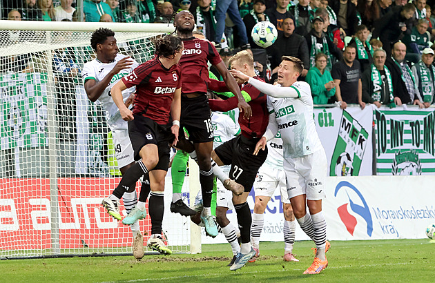 Karviná - Sparta 2:1, další venkovní výbuch. Výhru domácím vystřelil Gning
