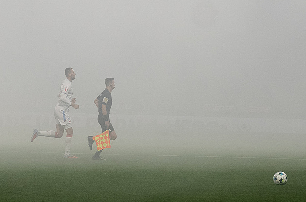 Policie vyšetřuje řádění fanoušků Slavie v Plzni jako výtržnictví, hledá dva zraněné