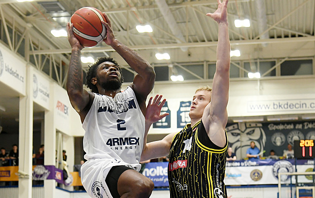 Razantní škrty v Děčíně: před play off končí top střelec i další Američan Razantní škrty v Děčíně: před play off končí top střelec i další Američan
