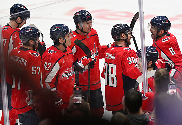 Jako první v dějinách. Ovečkin vstřelil gól číslo 900, soupeř mu chtěl ukrást puk