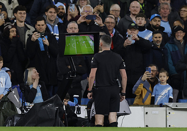 Pane sudí, prosím o kontrolu! Co kdyby do fotbalu přišly výzvy? Část činovníků je pro