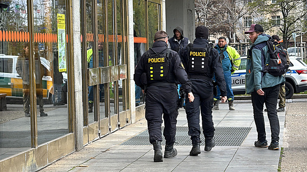 Střet sebevraha s vlakem metra zastavil část linky C, cizinec si lehl na koleje