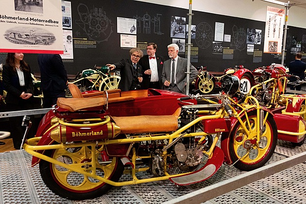 Prezidenta zlákala výstava nejdelších motorek světa, prokázal zasvěcené znalosti