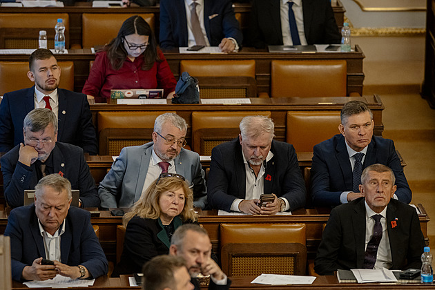 Fialova vláda nafoukla 15 miliard příjmů, tvrdí Babiš. Oklamali úředníky, dodává