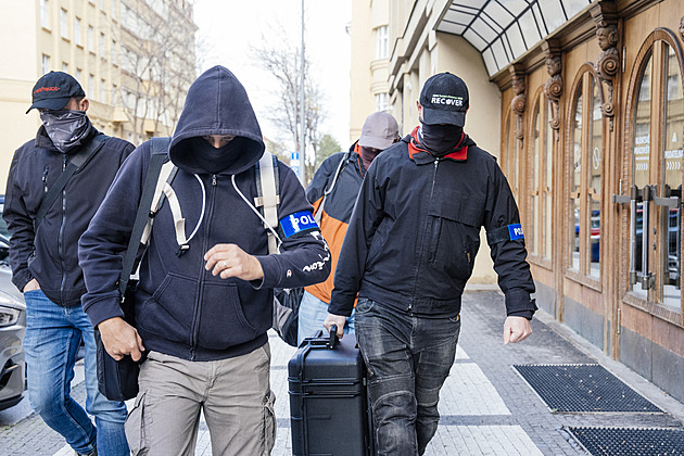 Policie po razii ve VZP obvinila 13 lidí, stíhá je za krácení daní či úplatkářství