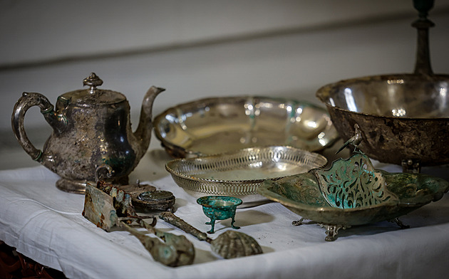 Stříbrný servis, pušky, víno. Zámek na Liberecku ukrýval poklad po Němcích