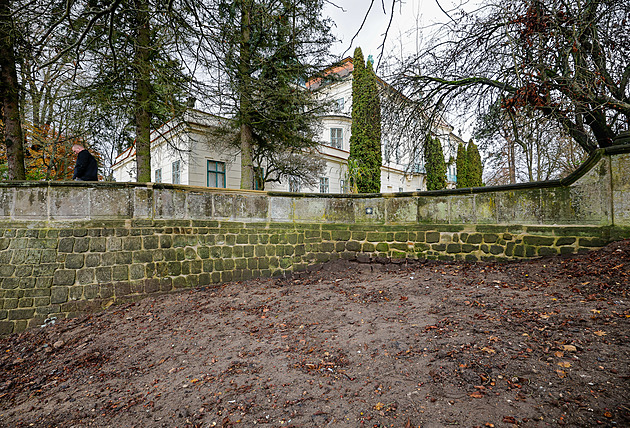 Nejen relikviář. Šlechta za války ukryla na českých zámcích poklady i mumii