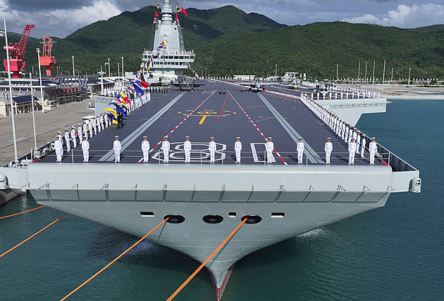 Čína se chlubí novou letadlovou lodí. Sám Si testoval elektromagnetické katapulty