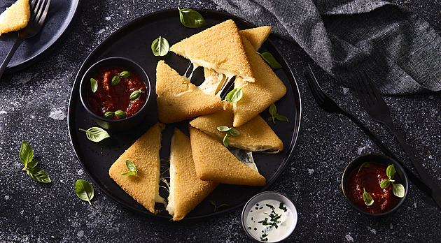 Smažený sýr s rajčatovým a bylinkovým dipem