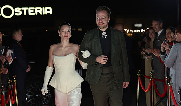 Filmové hvězdy i parahokejisté. Premiéra filmu Neporazitelní rozzářila Dolní Vítkovice