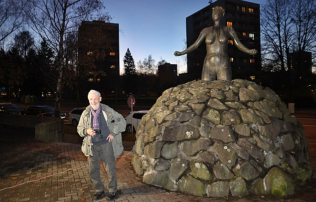 Známý socha� Kurt Gebauer v T�inci se svou sochou Bohyn� hor v pozadí. (6....