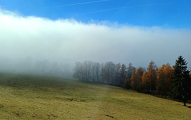 Česko zalité mořem mlhy. Fotografové zachytili kouzla inverze v horách