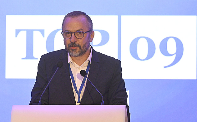 Groteska okolo Macinky, návrat TOP 09 do vlády a proč si Lipavský dává párek v rohlíku