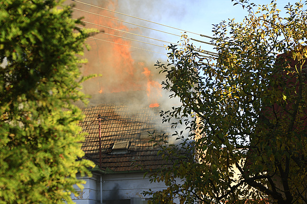 Další požár v domě plném harampádí, kde zemřel muž. Tentokrát ve sklepě