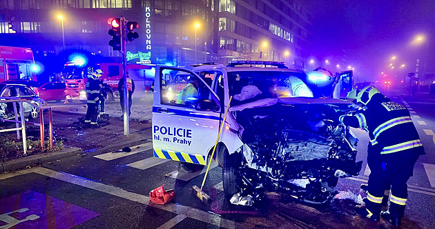 Strážníci jeli řešit agresivního cestujícího, v Krči se srazili s dalším autem