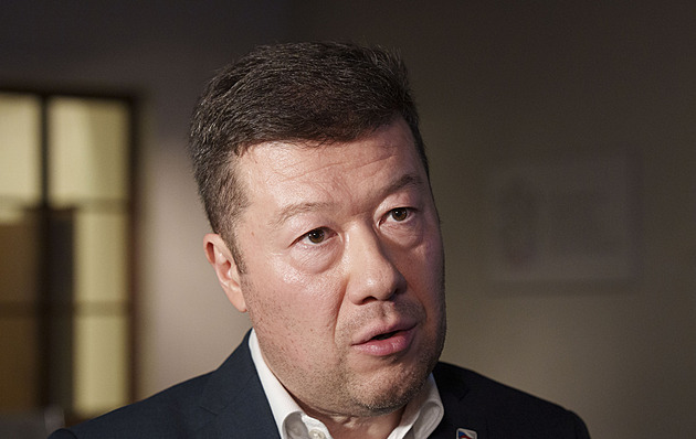 Pochybný čin nebo konec hysterie. Moskva a Kyjev reagují na sejmutí ukrajinské vlajky