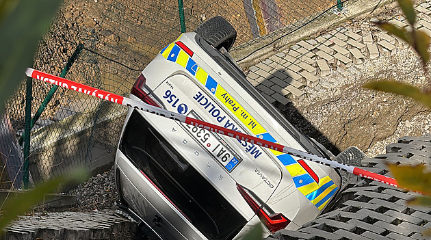 Sesuv půdy ve Stodůlkách strhl auto strážníků, převrátilo se na střechu