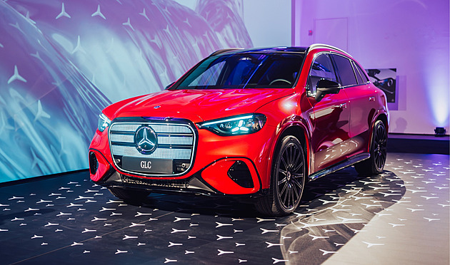 Céčko na chůdách přiváží obří masku, supermozek a největší displej v historii