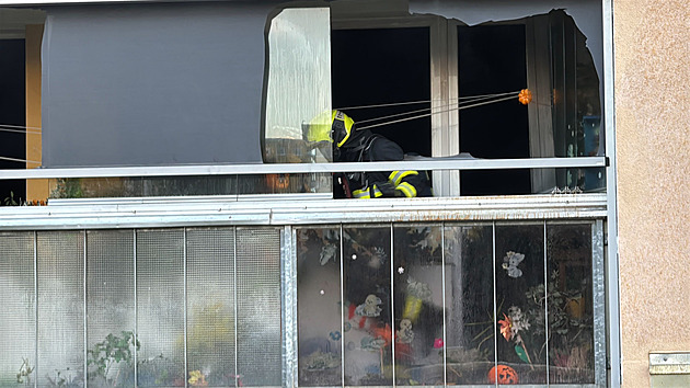 V pražském Kamýku vzplál byt. Hasiči evakuovali 10 lidí, jedna žena je popálená