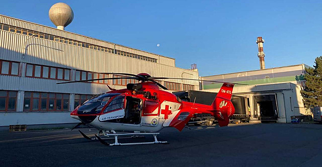 Ženu zavalily ve fabrice na Opavsku dva metráky palet, letěl pro ni vrtulník