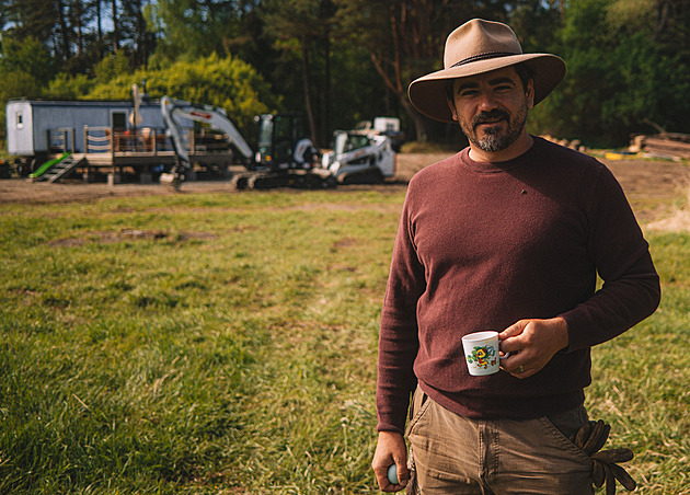 Se slepicemi už se Kotek z farmy nehne. Zasadil brambory, udělal drenáže