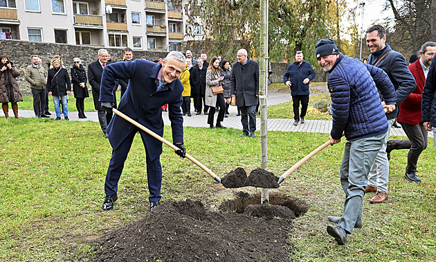 Brodský starosta Zbynk Stejskal (vlevo) a Pavol Bearik, primátor Spiské Nové...