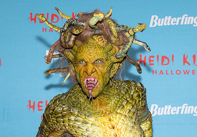 Heidi Klumová je opět královnou Halloweenu. Letos se převlékla za Medúsu
