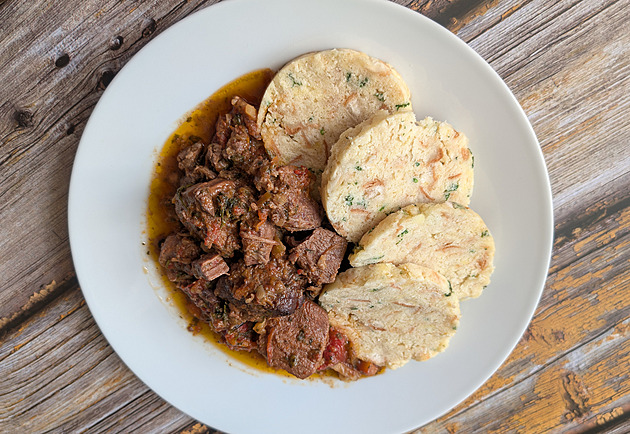 Kančí ragú s knedlíkem podle Lukeho recepty