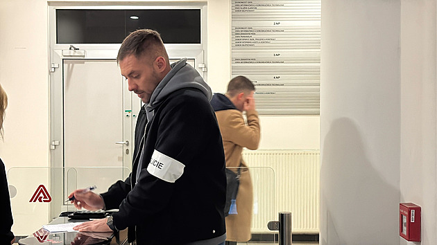 Policie zasahovala ve VZP kvůli veřejným zakázkám, zadržela devatenáct lidí